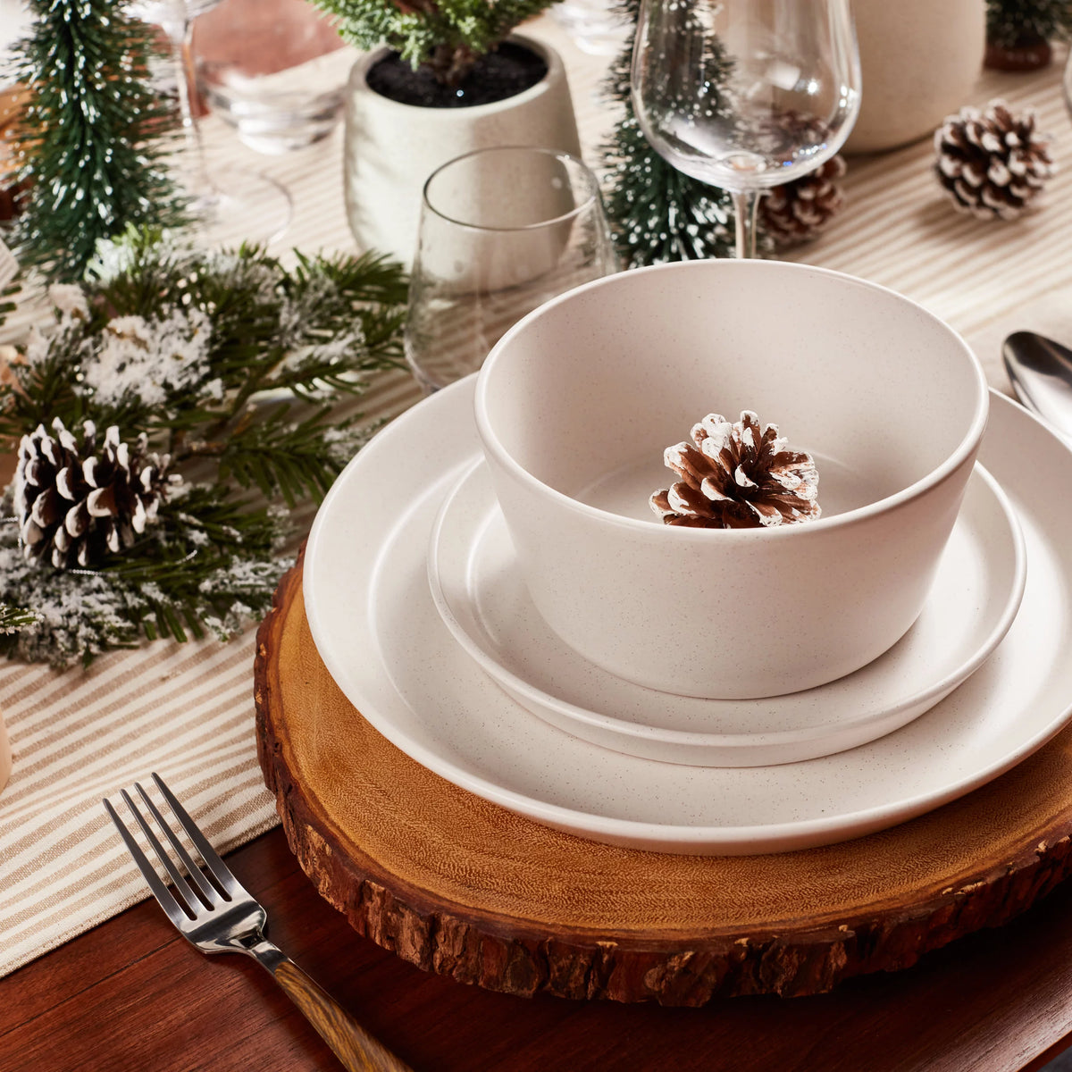 32-Piece Snow White Stoneware Dish Set K615548