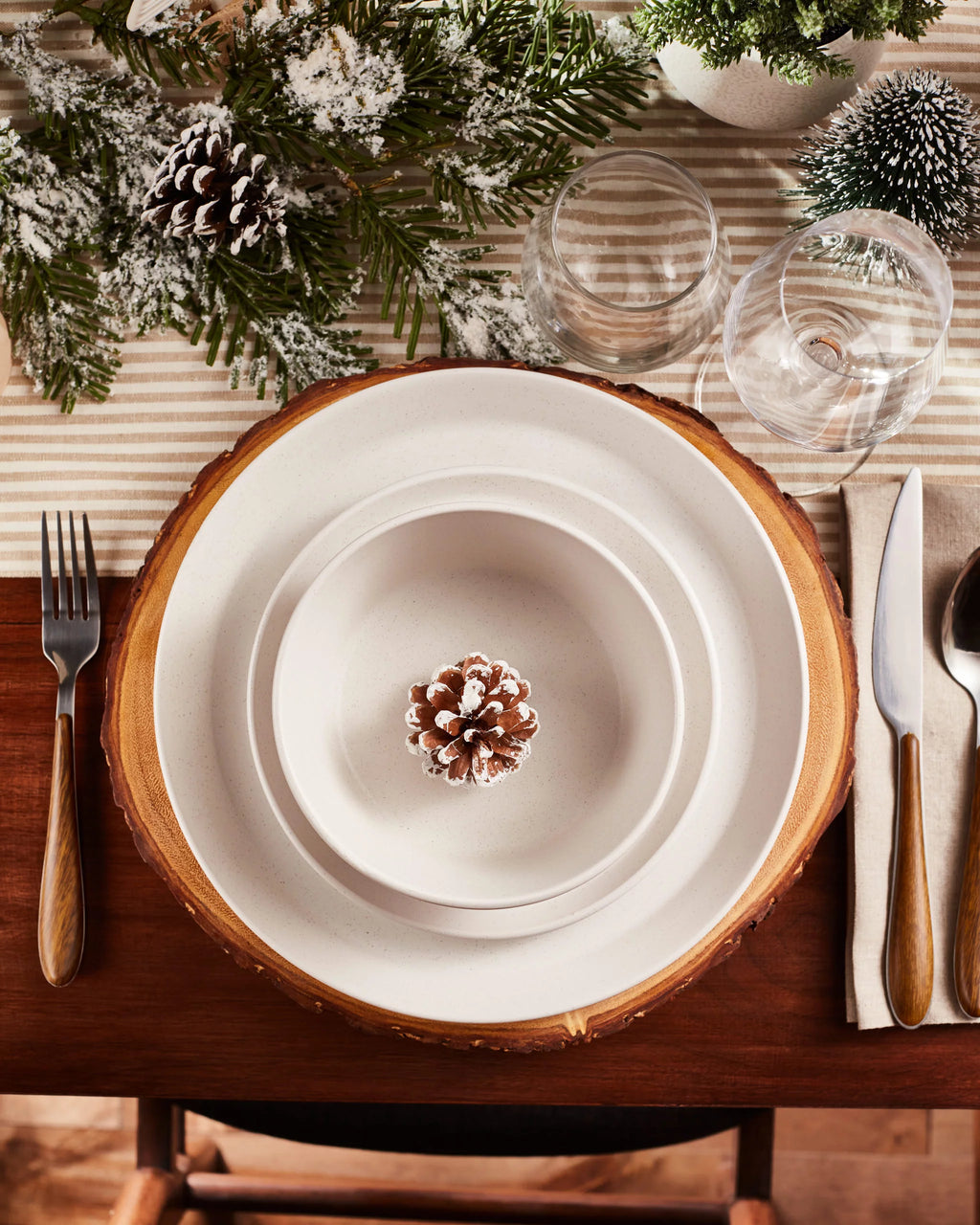 32-Piece Snow White Stoneware Dish Set K615548